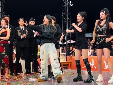 红豆金牌领舞 一曲火力全开,炸爆全场#叨叨爱跳舞 #叨叨 #红豆 #索图 #索图大舞台