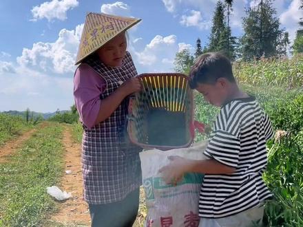 如果你觉得生活累了 看看我的视频吧 四个人挣了一天才挣到110块💰 这样想你是不是比我们好多了#人间烟火 #新农人计划2021 #农村生活 #留守妇女日常