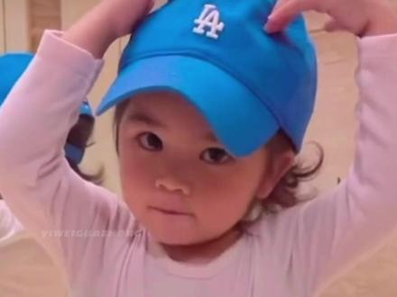 太可爱了!相差25岁的兄妹,2岁妹妹独立懂事,27岁哥哥画风突变爱说叠词卖萌~过于反差了~所以人类幼崽独立懂事的程度是我们想不到的~#我的小尾巴