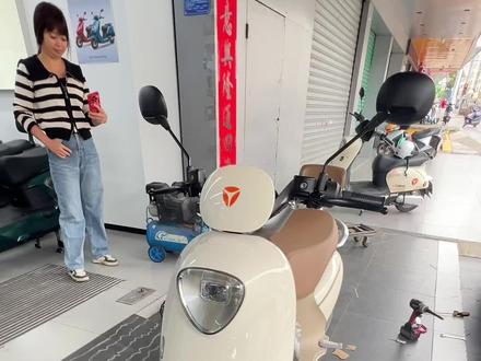 M6plus来啦 价格实惠 前后碟刹 升级了飞机把 #雅迪电动车 #凡事不要慌拍个抖音在说