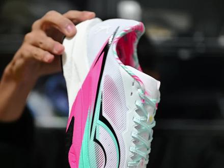 斑马彩虹配色?适合场地竞速过弯!
#跑鞋