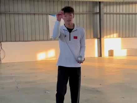 铅球超级细节点之站位问题。你身边有没有快体考了还天天踩踏板违规的兄弟?这可不行,快快提醒你的好兄弟改正过来!#铅球 #北体凡