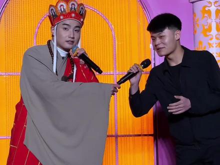来自河南的楠Sir,这舞蹈太有劲了!御弟哥哥小表情依旧在线~ #长春动植物公园 #女儿国舞台够胆你就来 #长春动植物园游客太有节目了 #长春动植物公园太有节目了 #闫东二创大赛