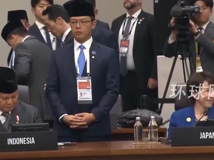 APEC会议上,高市早苗滑动椅子,满脸笑容靠近印尼总统交谈