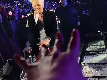 权志龙台上越唱越嗨,台下粉丝拳速越来越快。 #权志龙澳洲音乐节 #演唱会 #热点 #power