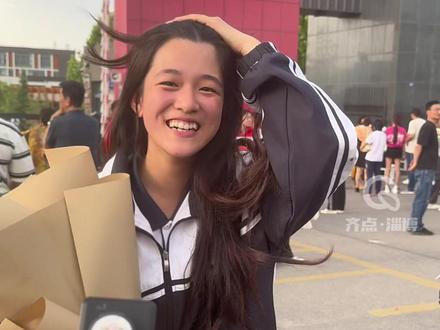 高考结束女孩开心到手舞足蹈!想染头发 ,想看演唱会 #2024高考结束了 #高考结束后的仪式感
