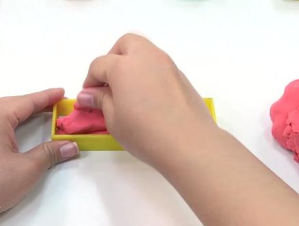 小猪佩奇用彩泥制作漂亮五彩阶梯