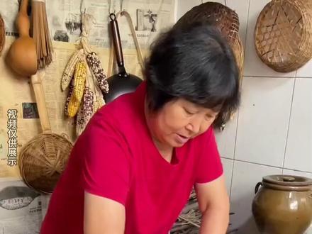 一把好的剪刀就是能随便处理鸡骨鸭骨,这把张小泉锋锐厨房剪,不仅可以随便剪骨头,拆开还可以当一把小厨刀,刮个鱼鳞,开个瓶盖,夹个核桃都不在话下。#张小泉锋锐厨房剪 #助力鸡骨剪