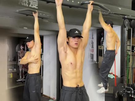 常见的问题做了一个汇总讲解,最后一步呼气降肋的感觉至关重要哦‼️#健身干货 #吊单杠 #体态纠正 #杨哥是我