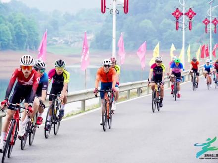 更新湖南邵阳环金江湖自行车赛第一集,第二集团视角(自行车比赛!封闭赛道!)
过弯技术不行不敢去前面。比赛不能光靠功率,技术也要练起来#公路自行车 #自行车比赛 #自行车 #骑行##公路车运动