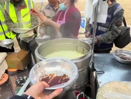 济南“倒饭姐”火了!小伙工地门口卖饭遭驱赶,后续结局大快人心#上热门 #抖音二创激励计划 #抖音伙伴计划 #新闻 #万万想不到 @DOU+小助手