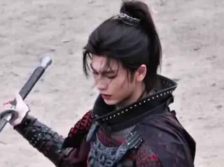 天呐终于直观地感受到了张凌赫的身高,在《归鸾》片场手拿的长刀竟然有一米六长!拿在手里竟然看着那么小,这就是我的身高就是尺吗!好想说一句哥哥别拿刀了,拿我吧!!#张凌赫#身高 #强烈推荐