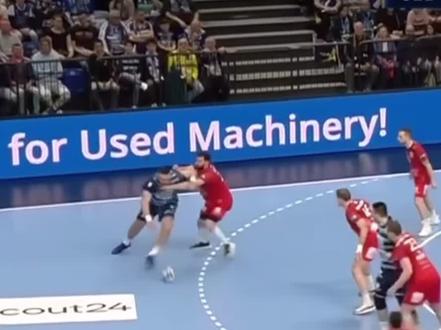 #手球 #手球handball #手球是什么 #sayyestohandball 1⃣️:快分球很重要。2⃣️:在球门区弹起的球可以拿起。3⃣️:关于落地问题,慢动作回放的时候都会有些落地,以裁判判罚为准。