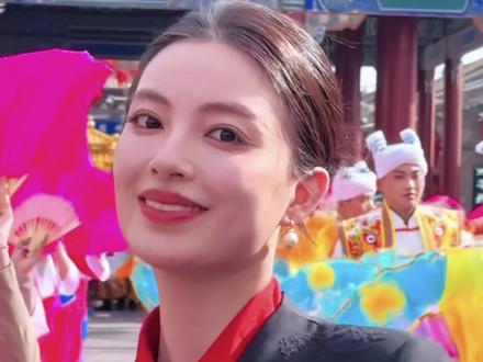 美人县的美女果然名不虚传 最近陕北秧歌火了,因为美人县,也叫丈人县的米脂县秧歌指挥高不圆圆火了。你觉得她美吗?
#陕北秧歌 #米脂婆姨 #榆林秧歌 #米脂 #八彩喜色 @高不圆圆 @八彩喜色艾家谊