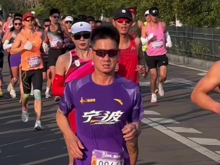 #宁波 #国际马拉松 #原创视频
2026年3月15日上午7点,宁波国际马拉松赛鸣枪,这是一场由中国田径协会A1类认证的赛事,报名人数超过15万人,创下了历史新高,只有18%的报名者能够中签参赛,来自全球 46个国家和地区,以及全国31个省市自治区选手参赛,宁波市外的跑友占比高达 73.7%,显示宁波马拉松赛强大的跨城吸引力。今年的赛事主题口号是:“冠军之路,每一步都精彩!”。赛事规模 2.7万人,其中全马1.2万人 、半马1.5万人。赛事起点位于三江口阳光广场,沿用了“从三江口到东钱湖,穿越古今”的经典线路,跑者会途经鼓楼、月湖、天一阁等历史名胜,以及东部新城等现代地标。全马终点:设在宁波国际会议中心;半马终点设在宁波国际会议展览中心。今天的宁波注定是一片运动的海洋。奖牌:正面顶部融入了河姆渡“双鸟朝阳”纹饰,中间是“藻井式”波浪结构,象征宁波的海港、三江与运河;背面的立体波浪纹则模拟三江口的水纹律动,寓意“波光粼粼”。