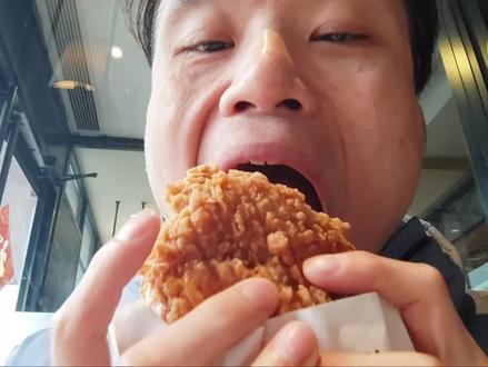 肯德基新品,美式烤肠鸡腿肉霸堡#肯德基 #肯德基新品 #肉霸堡 #美式热狗 #烤肠