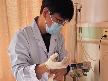 很多脑出血患者都会进行气管切开,更换金属气切导管是进一步治疗过程。有利于减轻并发症,方便日后护理,时间短,床旁就能进行,有类似患者不用紧张#上热门 #在医院的日子 #医生日常 #医学科普 #医路前行