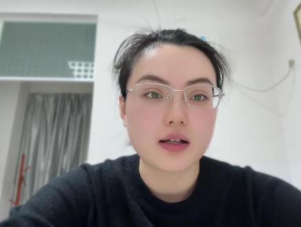 #好爱生命树群像
《生命树》追到32集:全员演技封神,配角个个不白给!
追《生命树》追到32集,全网都在为多杰揪真相、挖幕后!这剧最绝的,从来不止主线悬念,而是没有一个小配角是白给的,全员演技在线,把剧本嚼透了演!
白吉与邵云飞对手戏张力拉满,情绪层次细腻,每一个眼神、停顿都藏着戏;老韩沉稳厚重,把坚守与挣扎演得戳心;扎措更是惊喜,粗犷外表下藏着细腻与幽默,康巴汉子的鲜活劲儿直接立住。这些配角演技丝毫不输主角,一看就是把人物吃透、把剧本磨透,用心在塑造角色。
没有工具人、没有凑数演技,每一个小人物都有血有肉,让高原上的坚守与博弈更真实动人。跟着追真相,更被这群好演员圈粉!《生命树》这波配角天团,值得狠狠夸!