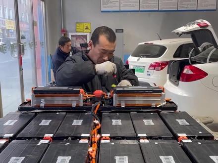 北汽EU260续航里程严重不足,三招搞定,换电芯、补电、做均衡#汽车维修 #热门 #新能源汽车 #电动汽车 #修车那点事 #电池