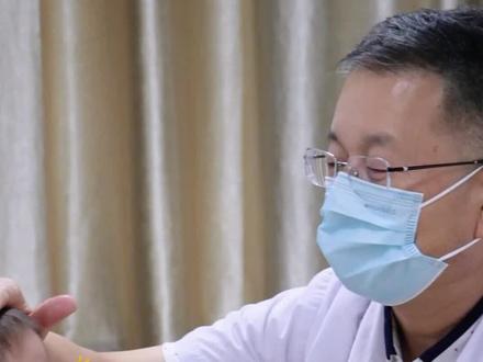 孩子总喜欢趴地板,到底是为啥?#内热#趴地板 #宝宝怕热 #医学科普 #中医