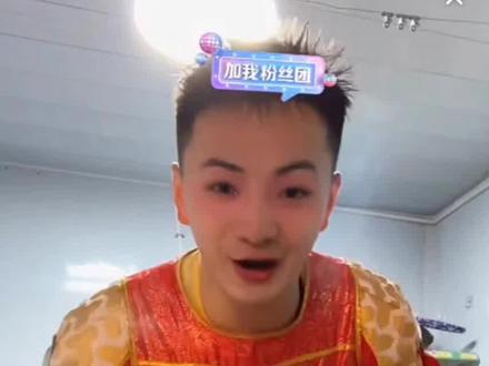 笑不活了 走一路告诉一道 路过树都得告诉一声 还有谁不知道#雪饼猴 在动植物公园东门开个烤肠店呢#雪饼猴王铁柱#雪饼猴名场面 @王铁柱(雪饼猴🐒)