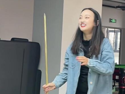 牛马们 看到了吧 我们公司真的是把我们当牛使用 3个女孩子都当男人用 再重的东西 再大的东西都是我们去做的 一个要负责音控台 一个负责主持 一个负责整场年会的所有后勤 就这么忙一场 我们得辛苦半个月 但是没有额外奖励的 做不好还要被批斗的 #内容太过真实 #vlog十亿流量扶持计划 #vlog日常 #上热门🔥