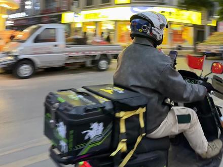 在兴义真的吃牛肉吃不腻!但是!这一定是近期吃到的zuì满意的牛排,太激动了!!
每吃一口都想说:兴义的牛排店,你们遇到对手了! 每一块肉都是被芝士和巧克力包裹,每一种口味都有属于自己的味道,吃起来明显风味会更足…我们点的三种口味的西冷牛排,粉嫩肉眼可见!只蘸一点黑胡椒盐就很香了!一口就是丰盈的肉汁,脂香混合着淡淡奶香味,谁懂!?我是和我朋友两个人点了一个双人餐,分量是完全够吃,绰绰有余,服务也不错,反正不用自己动手!#兴义美食 #美食分享 #兴义烤肉 #抖音美食推荐官 #美食探店
