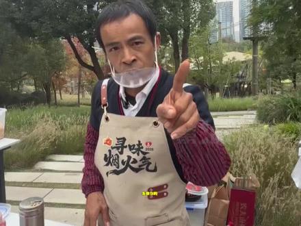 让“鸡排哥”听到我们重庆市民的呐喊声好吗?!11月21日,#鸡排哥来成都免费送鸡排了 并说有机会的话非常荣幸能去重庆,把鸡排放进重庆火锅里。(记者 程兰钦 付静)#媒体精选计划