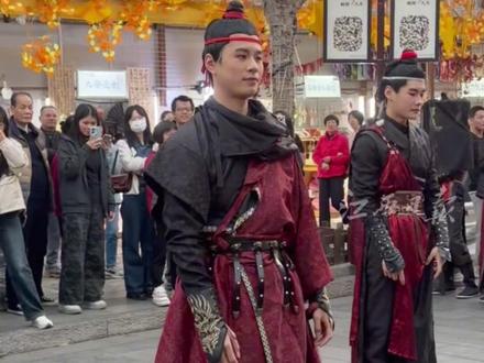 听说南昌文旅在玩一种很新的环保?万寿宫“御钳侍卫”整活背后的故事(供稿:江西日报全媒体记者王蕴蓉)#万寿宫 #环保 #锦衣卫的卫原来是环卫的卫#热点连线