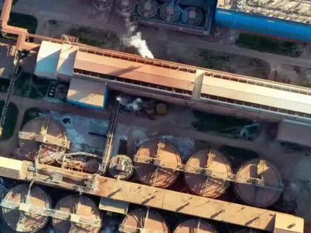 当全球铝供应链的“心脏”遭遇直接打击,2.5万元/吨的铝价,到底是起点还是终点?
大家想一想,为什么这次发生在波斯湾的袭击,让全球交易员都在周末加班?
其实逻辑很简单。我们来看一组2026年的数据:中东地区贡献了全球约10%的电解铝产量 。这里不仅是产地,更是咽喉要道。就在刚刚过去的3月,巴林铝业(Alba)已经因为海峡受阻宣布减产20% 。
而现在,局势变了——从“运输受阻”升级为“生产基地被直接打击”。巴林铝业和阿联酋环球铝业(EGA)这两家巨头在3月28日证实遭袭,EGA甚至承受了“重大损失” 。这意味着什么呢?意味着那占了全球一成的供给,现在不仅是运不出来,更是直接生产不出来了。
这种“供给侧断崖”,直接反映在价格上。
大家猜一下周末伦敦金属交易所(LME)的电子盘怎么样了?涨幅超过了9% 。机构预测,在低库存背景下,这种地缘溢价将推动铝价中枢彻底站上25000元/吨的高位 。这对于下游制造业是成本压力,但对于上游冶炼环节,那就是利润表的“暴力重估”。
基于这个逻辑传导,A股市场的资金会如何选?
路径很清晰:谁拥有“矿”和“产能”,谁就拥有定价权。
第一梯队,直接受益于铝价上涨的电解铝弹性标的。比如具有一体化成本优势的神火股份、天山铝业,以及南山集团旗下的南山铝业,在高铝价周期里,它们的利润弹性往往最大 。
第二梯队,是传导更顺畅的上游材料。铝价上涨会带动产业链通胀,比如电极箔这个细分领域 。
所以,回到开头那个问题。
这次中东的硝烟,虽然带来了短期的恐慌,但更深层的是重塑了全球铝的“成本地基”。
对于普通投资者,与其去追那些已经高开的情绪盘,不如盯着这条逻辑:只要霍尔木兹海峡的风浪不停,国内这些在座的铝企,它们的“火”就还有得烧。
#巴林铝业 #阿联酋环球铝业 #天山铝业 #南山铝业 #神火股份