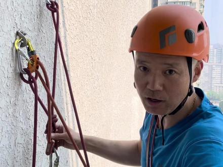 多段结组攀岩中保护站的设置与自我保护实操教学方法一:只用攀爬主绳进行操作,安全、高效且节省装备。#攀岩 #非专业人士请勿模仿 #危险动作请勿模仿