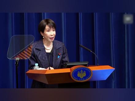 1600万吨大豆咋吃,高市签5500亿美单,日本当冤大头? #高市早苗 #美国大豆 #硬核深度计划 #零基础看懂全球 有数据显示,日本一年也就消耗 350 到 390 万吨大豆,自己能产一点,平时进口 310 万吨就完全够了。现在突然要接美国 1600 万吨,就算全日本天天吃豆腐喝豆浆、顿顿煎豆皮炸豆泡,也得吃到过期发霉。说白了这就是故意给美国送钱,毕竟中国刚把美国大豆进口砍到零,日本赶紧补位表忠心,哪怕得减少巴西的采购份额腾地方。
美国天然气本身就不便宜,加上 49% 的关税,价格比俄罗斯高一大截。2024 年东北亚 LNG 均价是美国的五倍多,日本放着低价俄能源不用,非要当这个冤大头,最后电费燃气费涨起来,还得老百姓买单。
高市的内阁名单一出来,亲美底色就藏不住了。小泉进次郎是安倍派系的核心人物,安倍当年就把美国当靠山,现在高市只会更极端。还有美日混血的小野田继美,这阵容明摆着就是要跟美国绑死。毕竟高市上台根基不稳,自民党没拿到国会多数席位,只能靠美国背书巩固地位。
日本政坛这些年的乱象早就不是秘密了,五年换五个首相,政策连篇都翻不完就换人。高市现在支持率看着高,但全靠保守派撑着,她一边否认历史、参拜靖国神社,一边喊着 “台湾有事日本必入”,争议大得能掀翻国会。自民党自己影响力跌得厉害,只能往极端路线上靠,抱美国大腿当救命稻草。
我国外交部早说了,必须恪守中日四个政治文件原则。这四个文件明明白白写着日本得反省历史、承认台湾是中国领土,高市偏要往枪口上撞。真把中日关系搞僵了,受损的还是日本自己的经济。
日本这波操作看着是主动出击,其实是把自己架在了火上。1600 万吨大豆消化不了,要么烂在仓库里,要么亏本甩卖;高价天然气烧的全是纳税人的钱。所谓的 5500 亿合作,根本不是双赢,就是美国拿着日本当提款机。
说穿了,高市这是用日本的钱换自己的政治资本,把国家利益绑上美国的战车。可战车开起来就停不下,以后美国要更多大豆、更高价能源,日本还能拒绝吗?最后买单的永远是普通日本人,这哪是执政,分明是坑国。