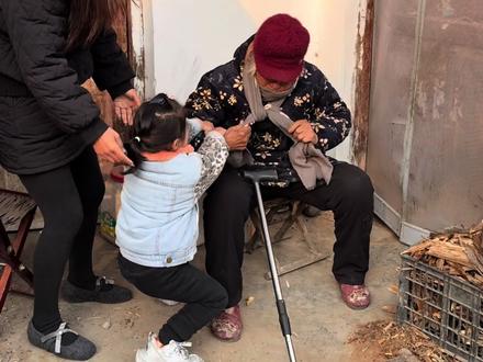 带着 86 岁的奶奶赶我们这的古会 本来想带奶奶感受一下气氛,同时想找回一下小时候的那种感觉 熙攘的人群,熟悉的叫卖,赶会的光景和儿时别无二致。只是再也寻不到,那个扯着长辈衣角,把满心期待都写在脸上的小小身影。岁月悠长,童年却只肯停在记忆里,不肯回头。#我的乡村生活 #vlog十亿流量扶持计划 #记录真实生活