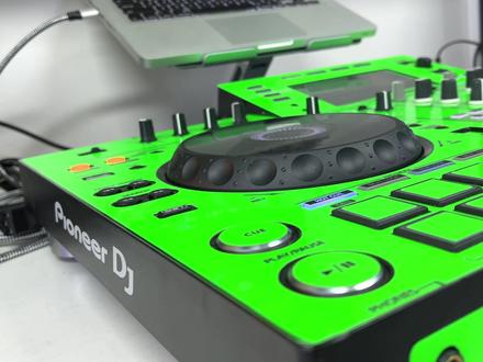 XDJ-RX2、2通道专业表演一体化DJ系统
XDJ-RX2 是畅销款 XDJ-RX 的升级版本,继承了旗舰版 NXS2 系列的特性和特质。这是一款双轨双通道的一体化系统。无论您是通过笔记本电脑将其连接到 rekordbox 还是播放 USB 设备中存储的音乐,XDJ-RX2 都会带来专业的 DJ 体验。
大型触摸屏
这款 7 英寸全彩触摸屏,可让您在混音过程中快速浏览包括音轨高峰和故障时的波形缩放。使用 QWERTY 键盘、大型旋转选择器、针搜索、音轨滤波器和快捷键功能进行浏览。
Pro-DJ 的功能
通过 EQ 和通道增益调节器进行精确、平滑的混音,其特征曲线与 DJM-900NXS2 专业俱乐部级混音器相当。同样沿承了 Sound Colour FX 和 Beat FX,赋予您创意空间。
彩色性能垫
在每个打碟台上用 8 个大型、彩色触控性能垫释放您的创造力,赋予您即时专业的性能特征,
XDJ系列:XDJ-RX、XDJ-RR、XDJ-RX3、XDJ-XZ等
#DJ设备 #DJ打碟 #DJ器材 #DJ设备出租 #DJ二手设备