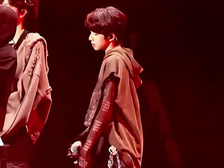 13岁的#陈浚铭 已经进步到相当于15.6岁的ts水平了 天生的烟嗓以及这可怕的舞台表现力光芒都要溢出屏幕了✨ 明年的你拿什么输#rap #新年音乐会tf家族 #舞台现场#陈浚铭天选周扬