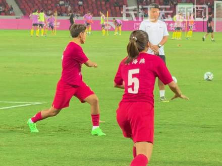 全运会女足决赛今晚打响,王霜、吴海燕、陈晨等球员受到湖北球迷热情欢迎