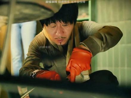 男人维修水管时发现独居女孩家的惊天秘密 #我的观影报告 #电影解说 #错位 #惊悚悬疑 #猎奇