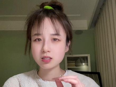 #日常唠嗑 #星座 #内容过于真实 #就想说点大实话 #情感 @DOU+小助手 1.♌️喜欢被人仰慕崇拜的感觉,容易自以为是(eg.没对象理智脑,有对象恋爱脑,有点小成就可能就会飘起来,这点得注意!!显摆过度容易被人是作为眼中钉,常常在潜移默化中得罪人而不自知)2.优点还是蛮多的♌️开朗,大方,不拘小节,对朋友花钱大方,为人友善(7月),与其说话沟通不费劲儿基本都爱打直球,很少拐弯抹角,容易被感动是性情中人(所以某些时候很容易被骗被zha)小道消息最灵通,堪比人工互联网5g冲浪达人3.不过缺点也多,超爱面子(还犟喜欢与人理论)傲娇里带点别扭,其实慢热的很(好接触但不易不宜深交)嘴碎爱吃🍉爱聊八卦,脾气大(起伏波折变动多,常常半夜emo)不喜欢被冷👝🍐实则一动气就很爱冷👝🍐他人(并且在感情中寻求平衡或想占据上风是多数,若是不能得到想要的就会去找别人或通过其它方式得到调解)不太能抵挡住诱惑(哪怕已婚也很易被搭搭就屁颠屁颠跑,前提是在情感当中不被肯定或被爱过头了)4.♌️脾气大归大,但起的猛去的也快,一哄就好,但要硬碰硬那绝对是场大战)别低估了♌️的争辩能力,ta在关系越好的朋友面前越放的开(陌生人面前的高冷哥高冷姐,熟人面前的开心果“大蜂子”),受了委屈在生人面前强撑:“没事儿”,熟人面前噼里啪啦话痨到对方受不了(若有爱发语音的习惯,起码可以连着二十条五十秒以上的语音连发)5.若是能够找到自己的明确目标和方向,♌️还是非常有执行力的(潜能可以激发出来,发挥到极致,工作能力是绝对杠杠滴,并且一旦投入,气场是与生俱来能正压的住部下们,能胜任辅助领导和管理方面或策划之类的工作)属于比较有想法的能跟得上时代节奏流动趋势去发展