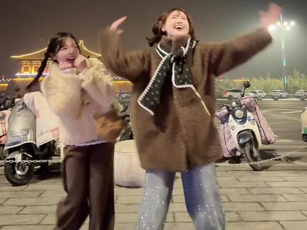 白龙马🐎蹄朝西~#白龙马 #白龙马舞蹈挑战 #低脂小视频#抖音热门舞蹈挑战 #双人手势舞