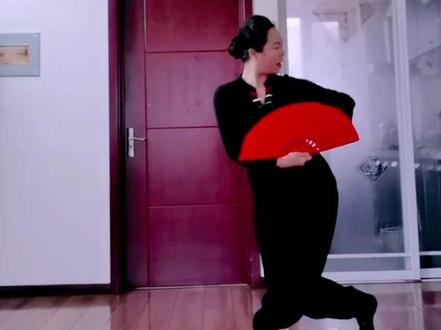 #简单好学的广场舞
应粉丝朋友的邀约,录制了一套简单易学的扇子舞《江山无限》喜欢的朋友一起学起来吧! 视频可以去糖豆网里搜 莺歌 老师的正反面带音乐的视频。