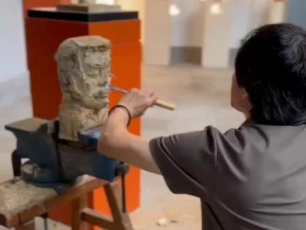 木雕头像雕刻示范教学中……