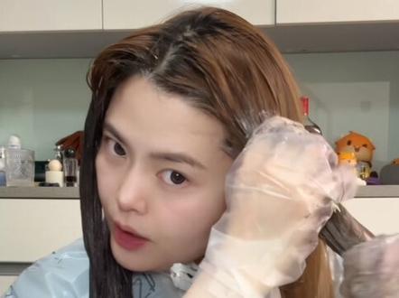 染发Vlog|粉棕初体验👩🦰告别布丁头
当掉色黄毛布丁头第一次尝试染粉棕色,真香!
过程一度以为要翻车了🤣结果在室内看是很低调温柔的那种柔雾红棕🤩到阳光下又是超显白的蜜茶棕!虽然没有想象中的那种粉感,但反而更耐看更有质感诶🤔越看越喜欢~
#在家染发教程 #显白发色 #vlog日常 #发色分享 #荔枝粉棕