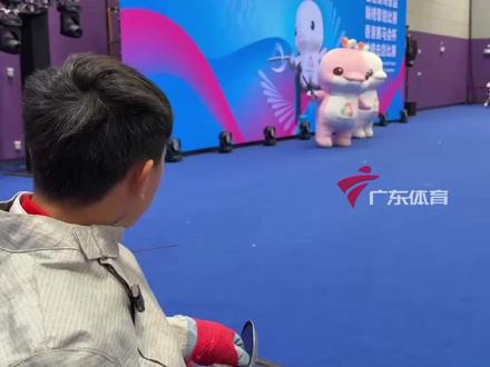 #少年剑客在残特奥会赛场上度过14岁生日 12月12日是本届残特奥会广东代表团年龄最小运动员钟英杰的生日,今年刚练习轮椅击剑的他在10日举行的男子重剑C级个人赛中勇夺桂冠,生日当天他出战男子佩剑C级个人赛,在赛场上度过了难忘的生日!#共赴山海湾区同心