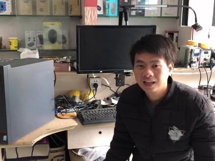显示器花屏闪屏先别急着拿去大修,问题其实很简单,这条线在作怪