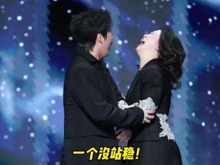 #王天放一把扶住差点摔倒的嘻哈 怎么红毯上也有小节目 #王天放 #嘻哈