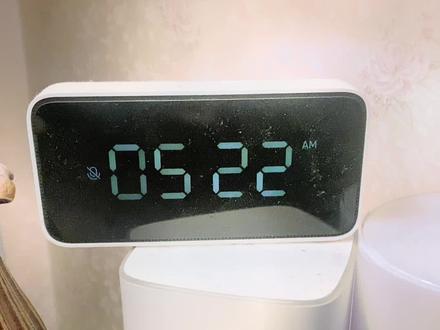 ⚠️有孩子的家长朋友注意了!我家孩子好像也中招了,睡觉的时候说肚子疼让我揉一揉,睡着后快凌晨1点突然就吐了(喷射性呕吐),整个床上被子床单枕头睡衣全部都是,我和孩爸都懵了!赶紧起床换了一遍,然后接着就睡了,谁知道半小时之后又吐啦,比第一次还要厉害,吐的大部分都是水也有食物残渣,因为孩子总感觉很渴又喝了好多水,我这时心态已经崩了,孩爸又重新把床单被褥全部换了一遍,换的期间孩子也吐了几次,我就抱着他到客厅沙发找点药吃,这时候开始有点发烧,体温明显上升人也没有精神,反正就是各种不舒服,紧接着又吐了三次!全部都是喝进去的水和少量食物残渣,我抱他的时候明显感觉肠道蠕动很响,就像我们大人得急性肠胃炎那种感觉,小小的孩子能忍受得住真是心疼死我啦,5点多的时候孩子实在撑不住就睡着了,我不敢睡一直在旁边守着怕再次呕吐,现在凌晨6点了好在没有再吐,但是还是发烧了,只能先抱着他睡一会吧,等天亮了准备带孩子去医院看拿点药,从凌晨1点到现在不敢睡也睡不着了,大家近期一定多注意孩子身体情况,家里尽量备点药以防万一,我们已经上了三天幼儿园了,明天给老师请个假在家好好休息三天,希望快快好起来!#诺如病毒 #孩子生病妈妈揪心