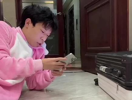 邱晨阳半夜直播现场#邱晨阳 #恶搞