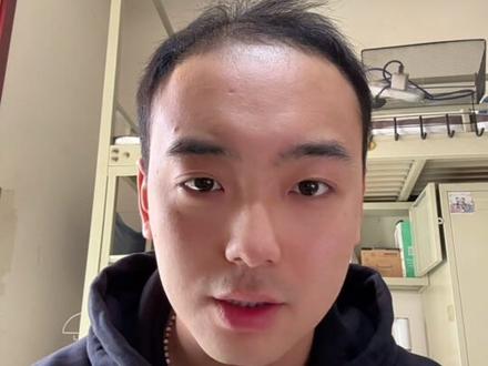 昨天跑了3家实体店❗️前两家…..感觉最后一家把我拉回到18岁了..家人们再帮忙提提意见吧❤️
#脱发 #年纪轻轻秃头了怎么办 #大学生哪有不疯的 #假发 #假发定制