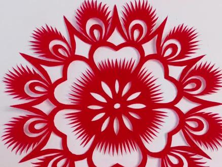 一起来剪孔雀开屏窗花剪纸吧,太好看了 #手工剪纸 #剪纸 #窗花