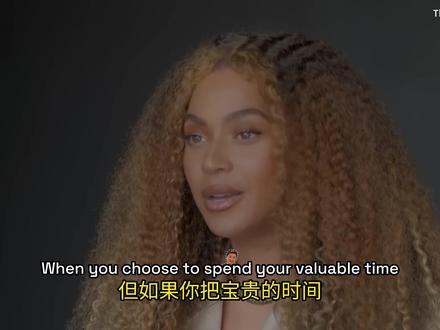 碧昂斯: 我希望你继续勇敢地走进这个世界 “我拿过24座格莱美,
但我也输过46次。”
听到 Beyoncé 这句话的时候,
我突然明白了,
原来真正的自尊,
不是永远赢,
不是让所有人喜欢你,
也不是拼命证明自己。
而是即使经历过否定、
质疑、
失败,
你依然愿意继续相信自己。
她说:
“世界会像你尊重自己那样尊重你。”
以前我总觉得边界感是一种冷漠,
后来才发现,
那其实是一种迟来的自我保护。
不再因为别人消耗自己,
不再因为外界声音怀疑自己,
也不再为了被爱而放弃自己。
慢慢地,
选择自己开始变得自然。
而生活,
也真的因此变柔软了。
#TheBilingualTV #碧昂斯 #英语演讲 #成长 #自我价值